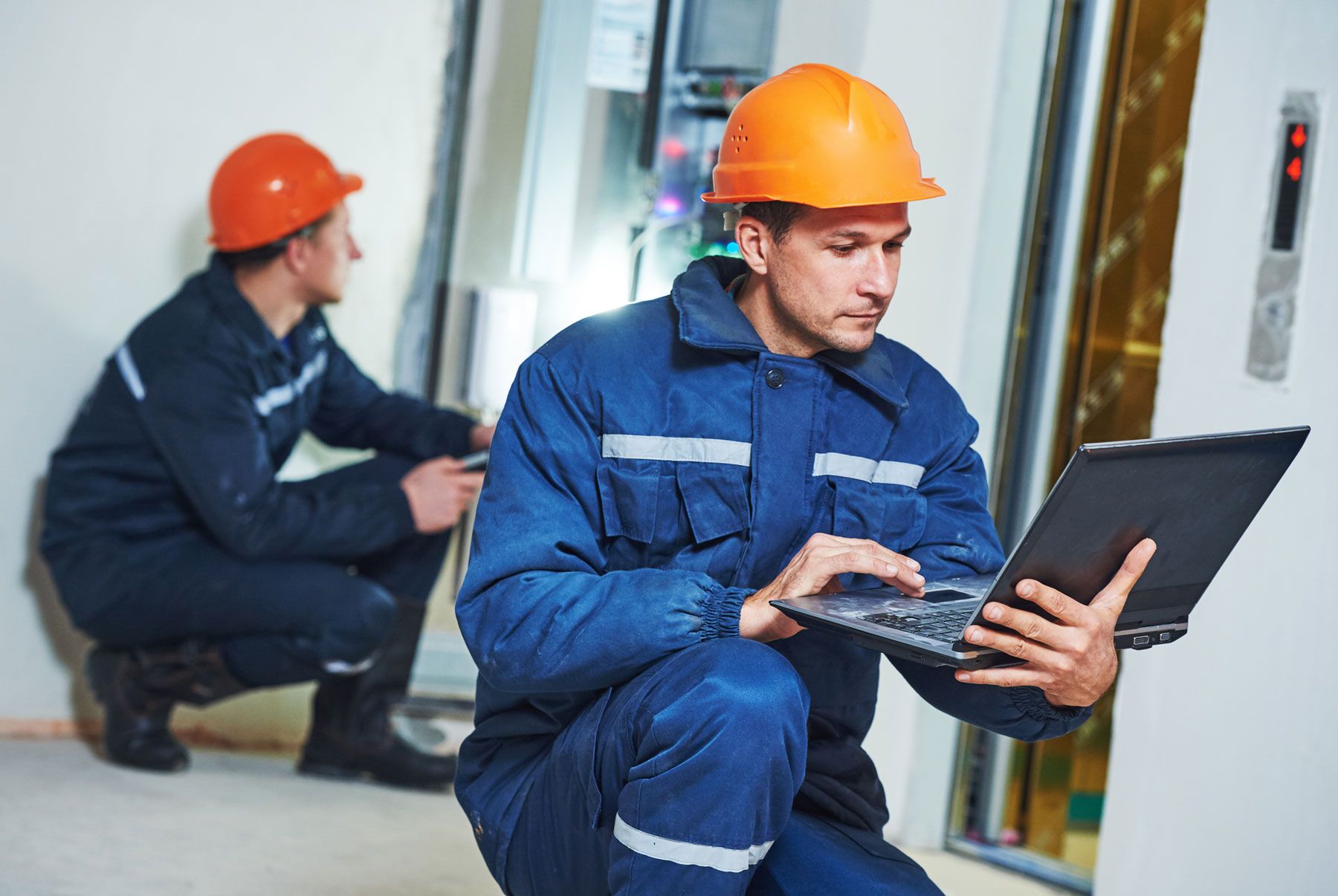 Auszubildende zum Elektroniker für Energie- und Gebäudetechnik bei der Arbeit